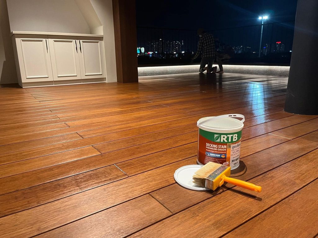 Bảo dưỡng sàn gỗ TRE ngoài trời bằng hệ sơn gốc nước RTB 