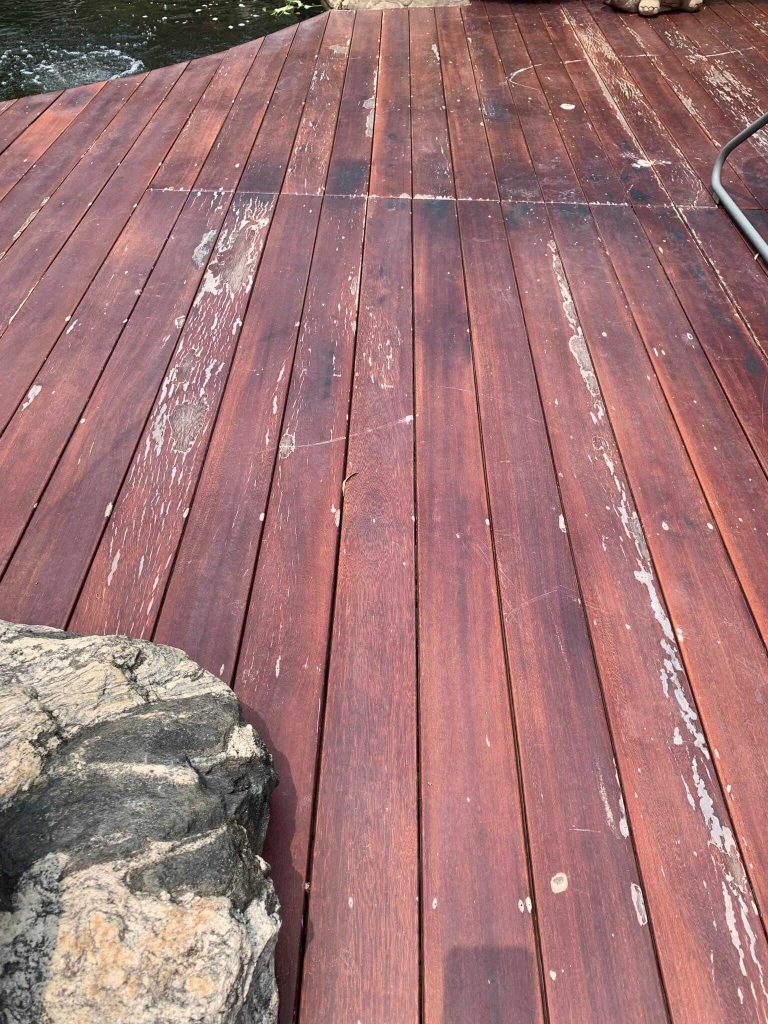 Bảo dưỡng sàn gỗ Căm Xe ngoài trời bằng sơn RTB