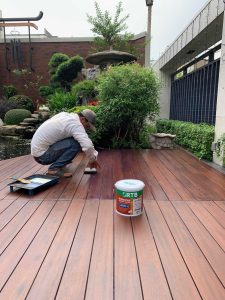 Bảo dưỡng sàn gỗ Căm Xe ngoài trời bằng sơn RTB